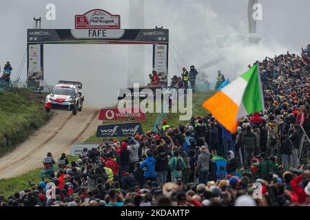 Sebastien OGIER (FRA) und Benjamin VEILLAS (FRA) in Toyota GR Yaris Rally1 des TOYOTA GAZOO RACING WRT im Einsatz während der SS19 - Fafe der WRC Vodafone Rally Portugal 2022 in Matosinhos - Portugal, am 22. Mai 2022. (Foto von Paulo Oliveira / NurPhoto) Stockfoto