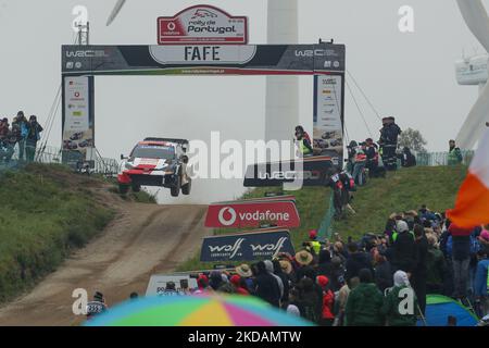 Takamoto KATSUTA (JPN) und Aaron JOHNSTON (IRL) in Toyota GR Yaris Rally1 von TOYOTA GAZOO MIT WRT NG im Einsatz während der SS19 - Fafe der WRC Vodafone Rally Portugal 2022 in Matosinhos - Portugal, am 22. Mai 2022. (Foto von Paulo Oliveira / NurPhoto) Stockfoto