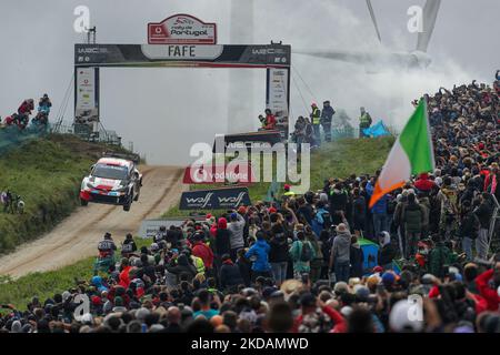 Sebastien OGIER (FRA) und Benjamin VEILLAS (FRA) in Toyota GR Yaris Rally1 des TOYOTA GAZOO RACING WRT im Einsatz während der SS19 - Fafe der WRC Vodafone Rally Portugal 2022 in Matosinhos - Portugal, am 22. Mai 2022. (Foto von Paulo Oliveira / NurPhoto) Stockfoto