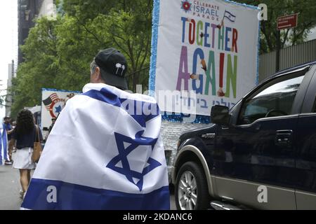 Demonstranten zeigen während der israelischen Parade am 22. Mai 2022 in New York City, USA, Banner und Logos zum „Ende des Judenhasses“. End Jew Haß ist ein überparteiliches Netzwerk von Bürgerrechten, das sich aus Basisaktivisten und Unterstützern aus vielen Gesellschaftsschichten zusammen setzt und sich alle für Gerechtigkeit und eine Welt ohne Hass auf das jüdische Volk einsetzen. (Foto von John Lamparski/NurPhoto) Stockfoto