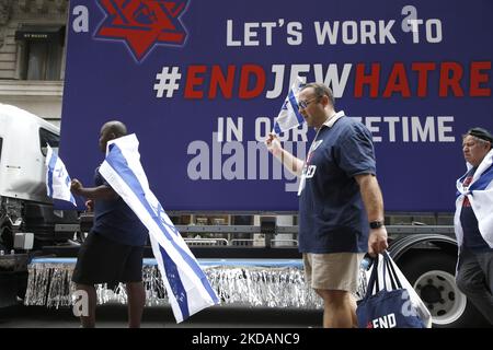 Demonstranten zeigen während der israelischen Parade am 22. Mai 2022 in New York City, USA, Banner und Logos zum „Ende des Judenhasses“. End Jew Haß ist ein überparteiliches Netzwerk von Bürgerrechten, das sich aus Basisaktivisten und Unterstützern aus vielen Gesellschaftsschichten zusammen setzt und sich alle für Gerechtigkeit und eine Welt ohne Hass auf das jüdische Volk einsetzen. (Foto von John Lamparski/NurPhoto) Stockfoto