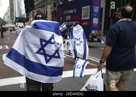 Demonstranten zeigen während der israelischen Parade am 22. Mai 2022 in New York City, USA, Banner und Logos zum „Ende des Judenhasses“. End Jew Haß ist ein überparteiliches Netzwerk von Bürgerrechten, das sich aus Basisaktivisten und Unterstützern aus vielen Gesellschaftsschichten zusammen setzt und sich alle für Gerechtigkeit und eine Welt ohne Hass auf das jüdische Volk einsetzen. (Foto von John Lamparski/NurPhoto) Stockfoto