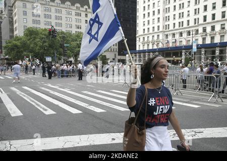 Demonstranten zeigen während der israelischen Parade am 22. Mai 2022 in New York City, USA, Banner und Logos zum „Ende des Judenhasses“. End Jew Haß ist ein überparteiliches Netzwerk von Bürgerrechten, das sich aus Basisaktivisten und Unterstützern aus vielen Gesellschaftsschichten zusammen setzt und sich alle für Gerechtigkeit und eine Welt ohne Hass auf das jüdische Volk einsetzen. (Foto von John Lamparski/NurPhoto) Stockfoto
