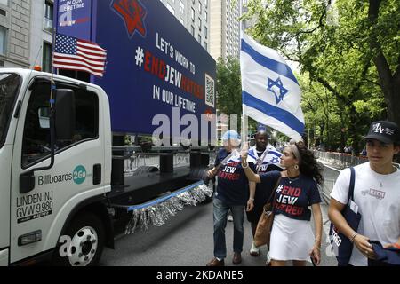Demonstranten zeigen während der israelischen Parade am 22. Mai 2022 in New York City, USA, Banner und Logos zum „Ende des Judenhasses“. End Jew Haß ist ein überparteiliches Netzwerk von Bürgerrechten, das sich aus Basisaktivisten und Unterstützern aus vielen Gesellschaftsschichten zusammen setzt und sich alle für Gerechtigkeit und eine Welt ohne Hass auf das jüdische Volk einsetzen. (Foto von John Lamparski/NurPhoto) Stockfoto