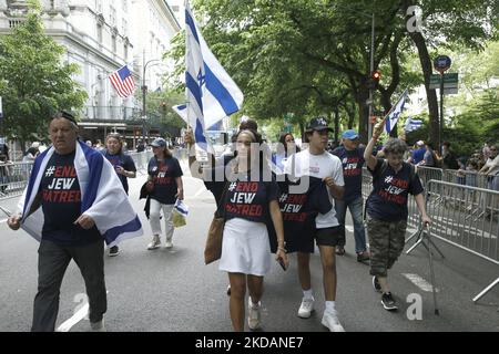 Demonstranten zeigen während der israelischen Parade am 22. Mai 2022 in New York City, USA, Banner und Logos zum „Ende des Judenhasses“. End Jew Haß ist ein überparteiliches Netzwerk von Bürgerrechten, das sich aus Basisaktivisten und Unterstützern aus vielen Gesellschaftsschichten zusammen setzt und sich alle für Gerechtigkeit und eine Welt ohne Hass auf das jüdische Volk einsetzen. (Foto von John Lamparski/NurPhoto) Stockfoto
