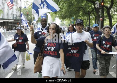 Demonstranten zeigen während der israelischen Parade am 22. Mai 2022 in New York City, USA, Banner und Logos zum „Ende des Judenhasses“. End Jew Haß ist ein überparteiliches Netzwerk von Bürgerrechten, das sich aus Basisaktivisten und Unterstützern aus vielen Gesellschaftsschichten zusammen setzt und sich alle für Gerechtigkeit und eine Welt ohne Hass auf das jüdische Volk einsetzen. (Foto von John Lamparski/NurPhoto) Stockfoto