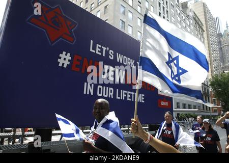 Demonstranten zeigen während der israelischen Parade am 22. Mai 2022 in New York City, USA, Banner und Logos zum „Ende des Judenhasses“. End Jew Haß ist ein überparteiliches Netzwerk von Bürgerrechten, das sich aus Basisaktivisten und Unterstützern aus vielen Gesellschaftsschichten zusammen setzt und sich alle für Gerechtigkeit und eine Welt ohne Hass auf das jüdische Volk einsetzen. (Foto von John Lamparski/NurPhoto) Stockfoto