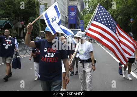 Demonstranten zeigen während der israelischen Parade am 22. Mai 2022 in New York City, USA, Banner und Logos zum „Ende des Judenhasses“. End Jew Haß ist ein überparteiliches Netzwerk von Bürgerrechten, das sich aus Basisaktivisten und Unterstützern aus vielen Gesellschaftsschichten zusammen setzt und sich alle für Gerechtigkeit und eine Welt ohne Hass auf das jüdische Volk einsetzen. (Foto von John Lamparski/NurPhoto) Stockfoto