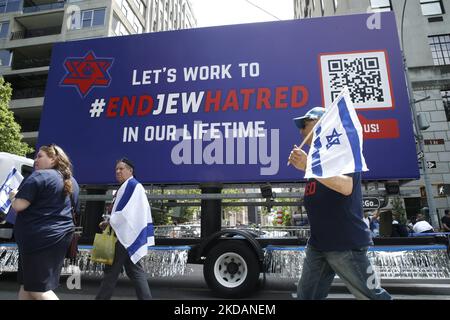 Demonstranten zeigen während der israelischen Parade am 22. Mai 2022 in New York City, USA, Banner und Logos zum „Ende des Judenhasses“. End Jew Haß ist ein überparteiliches Netzwerk von Bürgerrechten, das sich aus Basisaktivisten und Unterstützern aus vielen Gesellschaftsschichten zusammen setzt und sich alle für Gerechtigkeit und eine Welt ohne Hass auf das jüdische Volk einsetzen. (Foto von John Lamparski/NurPhoto) Stockfoto