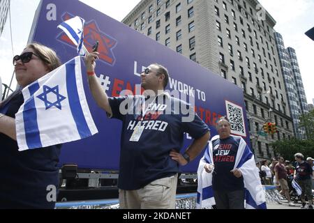 Demonstranten zeigen während der israelischen Parade am 22. Mai 2022 in New York City, USA, Banner und Logos zum „Ende des Judenhasses“. End Jew Haß ist ein überparteiliches Netzwerk von Bürgerrechten, das sich aus Basisaktivisten und Unterstützern aus vielen Gesellschaftsschichten zusammen setzt und sich alle für Gerechtigkeit und eine Welt ohne Hass auf das jüdische Volk einsetzen. (Foto von John Lamparski/NurPhoto) Stockfoto