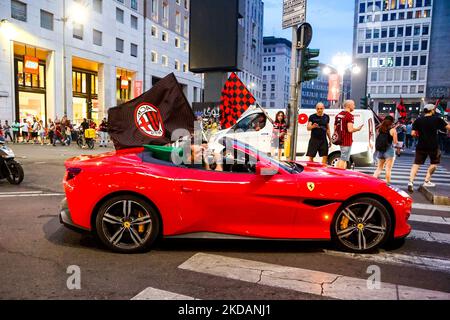 Mailänder Fans feiern auf dem Piazza Duomo, nachdem sie am 22 2022. Mai die Serie A und den Scudetto in Mailand, Italien, gewonnen haben (Foto: Mairo Cinquetti/NurPhoto) Stockfoto