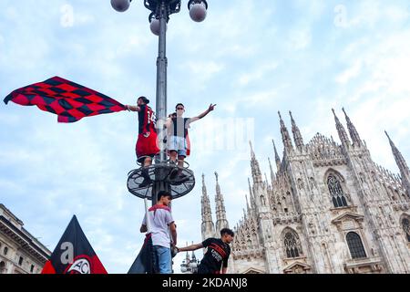 Mailänder Fans feiern auf dem Piazza Duomo, nachdem sie am 22 2022. Mai die Serie A und den Scudetto in Mailand, Italien, gewonnen haben (Foto: Mairo Cinquetti/NurPhoto) Stockfoto