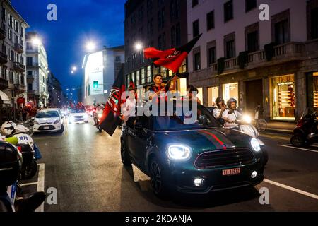 Mailänder Fans feiern auf dem Piazza Duomo, nachdem sie am 22 2022. Mai die Serie A und den Scudetto in Mailand, Italien, gewonnen haben (Foto: Mairo Cinquetti/NurPhoto) Stockfoto