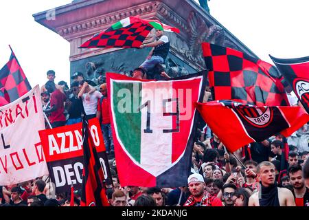 Mailänder Fans feiern auf dem Piazza Duomo, nachdem sie am 22 2022. Mai die Serie A und den Scudetto in Mailand, Italien, gewonnen haben (Foto: Mairo Cinquetti/NurPhoto) Stockfoto