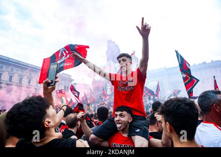 Mailänder Fans feiern auf dem Piazza Duomo, nachdem sie am 22 2022. Mai die Serie A und den Scudetto in Mailand, Italien, gewonnen haben (Foto: Mairo Cinquetti/NurPhoto) Stockfoto