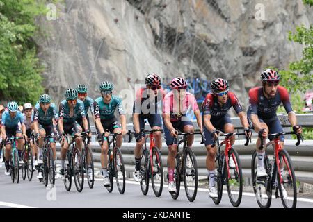 Richard Carapaz, rosa Jacke, und das Team Ineos Grenadiers während der Giro d'Italia Etappe 15 - Rivarolo Canavese - Cogne am 22. Mai 2022 in der Cogne in Cogne, Italien (Foto von Claudio Benedetto/LiveMedia/NurPhoto) Stockfoto