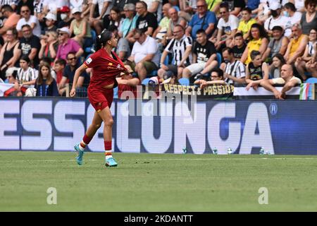 Andressa Alves feiert sein Tor mit Fans beim Finale des italienischen Fußballspiels Coppa Italia Frauen - Juventus FC - AS Roma am 22. Mai 2022 im Paolo Mazza Stadion in Ferrara, Italien (Foto: Gianluca Ricci/LiveMedia/NurPhoto) Stockfoto