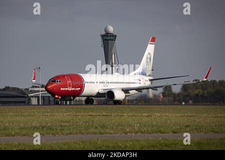 Norwegische Boeing 737-800-Flugzeuge, die vom Flughafen Amsterdam Schiphol abfliegen. Das Flugzeug gehört zu Norwegian Air Sweden AOC, einer schwedischen Fluggesellschaft, einer Tochtergesellschaft der Norwegian Air Shuttle Low Cost Carrier. Das B738-Passagier-Düsenflugzeug hat die Registrierung SE-RPH und den Namen Fredrika Bremer mit ihrem Porträtteil der Lackierung auf der Heckflosse. Mit der Aussetzung der Pandemiemaßnahmen gegen das Coronavirus Covid-19 hat die Luft-, Reise- und Tourismusindustrie eine erhöhte Nachfrage nach Flügen. Amsterdam, Niederlande am 27. April 2022 (Foto von Nicolas Economou/NurPhoto) Stockfoto