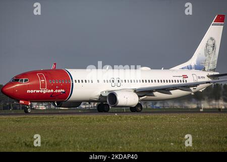 Norwegische Boeing 737-800-Flugzeuge, die vom Flughafen Amsterdam Schiphol abfliegen. Das Flugzeug gehört zu Norwegian Air Sweden AOC, einer schwedischen Fluggesellschaft, einer Tochtergesellschaft der Norwegian Air Shuttle Low Cost Carrier. Das B738-Passagier-Düsenflugzeug hat die Registrierung SE-RPH und den Namen Fredrika Bremer mit ihrem Porträtteil der Lackierung auf der Heckflosse. Mit der Aussetzung der Pandemiemaßnahmen gegen das Coronavirus Covid-19 hat die Luft-, Reise- und Tourismusindustrie eine erhöhte Nachfrage nach Flügen. Amsterdam, Niederlande am 27. April 2022 (Foto von Nicolas Economou/NurPhoto) Stockfoto