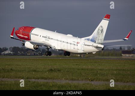 Norwegische Boeing 737-800-Flugzeuge, die vom Flughafen Amsterdam Schiphol abfliegen. Das Flugzeug gehört zu Norwegian Air Sweden AOC, einer schwedischen Fluggesellschaft, einer Tochtergesellschaft der Norwegian Air Shuttle Low Cost Carrier. Das B738-Passagier-Düsenflugzeug hat die Registrierung SE-RPH und den Namen Fredrika Bremer mit ihrem Porträtteil der Lackierung auf der Heckflosse. Mit der Aussetzung der Pandemiemaßnahmen gegen das Coronavirus Covid-19 hat die Luft-, Reise- und Tourismusindustrie eine erhöhte Nachfrage nach Flügen. Amsterdam, Niederlande am 27. April 2022 (Foto von Nicolas Economou/NurPhoto) Stockfoto