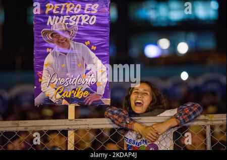 Ein Unterstützer von Gustavo Petro reagiert auf die Abschlusskundgebung des linken Präsidentschaftskandidaten für das politische Bündnis „Pacto Historico“ Gustavo Petro am 22. Mai 2022 in Bogota, Kolumbien. (Foto von Sebastian Barros/NurPhoto) Stockfoto