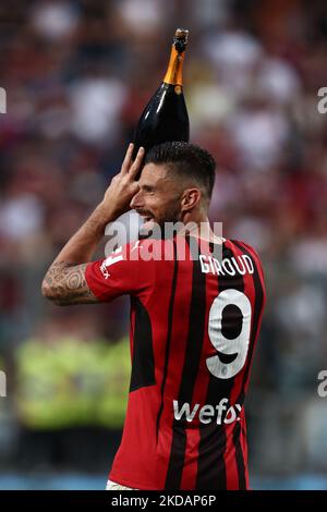 Olivier Giroud (AC Mailand) feiert mit einer Flasche Champagner während der italienischen Fußballserie Ein Spiel zwischen US Sassuolo und AC Mailand am 22. Mai 2022 im MAPEI-Stadion in Reggio Emilia, Italien (Foto: Francesco Scaccianoce/LiveMedia/NurPhoto) Stockfoto