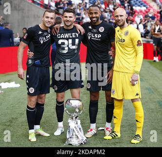 LONDON, ENGLAND - MAI 22:L-R Luke Coulson, Jack Cawley, Mark Cousins aus Bromley mit FA Trophy nach dem Buildbase FA Trophy Finale 2021/2022 zwischen Bromley und Wrexham im Wembley Stadium, London, UK 22. May , 2022 (Foto von Action Foto Sport/NurPhoto) Stockfoto