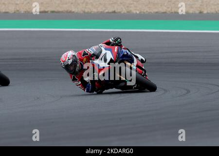 Der spanische Iker Lecuona vom Team HRC tritt am 22. Mai 2022 beim Rennen 2 der FIM Superbike-Weltmeisterschaft Estoril auf dem Circuito Estoril in Cascais, Portugal, an. (Foto von Pedro FiÃºza/NurPhoto) Stockfoto