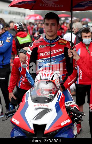 Der Spanier Iker Lecuona vom Team HRC blickt auf das Rennen 2 der FIM Superbike-Weltmeisterschaft Estoril am 22. Mai 2022 auf dem Circuito Estoril in Cascais, Portugal. (Foto von Pedro FiÃºza/NurPhoto) Stockfoto