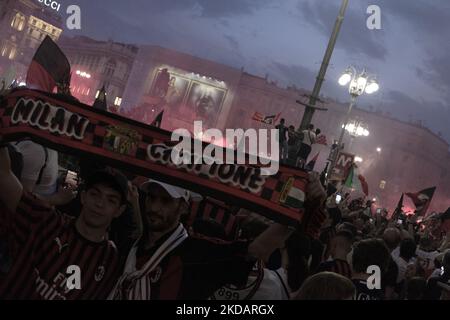 AC Mailand Fans feiern Serie A Titel in Duomo Platz, in Mailand, Italien, am 23. Mai 2022. (Foto von Mattia Tundo/NurPhoto) Stockfoto