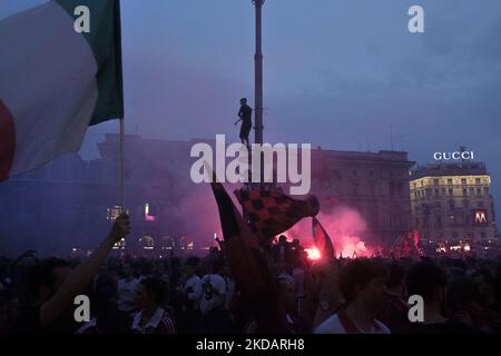 AC Mailand Fans feiern Serie A Titel in Duomo Platz, in Mailand, Italien, am 23. Mai 2022. (Foto von Mattia Tundo/NurPhoto) Stockfoto