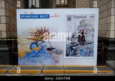 Kiew, Kiew, Ukraine. 4.. November 2022. Wandbild mit einer Briefmarke mit einem Bild der Zerstörung der "Krimbrücke", 2 Milliarden Dollar Struktur, gebaut von Russland auf der besetzten Krim. Russland begann 2014 einen Krieg gegen die Ukraine. Russland begann am 24. Februar 2022 eine umfassende Invasion der Ukraine. (Bild: © Danylo Antoniuk/ZUMA Press Wire) Stockfoto