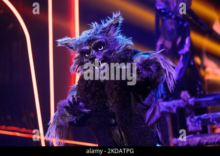 Köln, Deutschland. 05.. November 2022. Die Figur 'The Werewolf' steht im Finale der ProSieben-Show 'The Masked Singer' auf der Bühne. Quelle: Rolf Vennenbernd/dpa/Alamy Live News Stockfoto