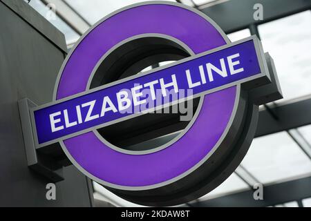 Passagiere reisen mit der Elizabeth Line in London, 24 Ma, 2022, während die neue Linie ihren Ersttagsdienst begann. Die Elizabeth Line wird offiziell am 24. Mai 2022 als Teil des neuen Londoner Verkehrssystems eröffnet. Das 73-Meilen-crossrail-Projekt kostet seit seiner Errichtung im Jahr 2009 mindestens 19 Milliarden Euro. (Foto von Alexander Mak/NurPhoto) Stockfoto