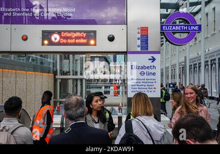 Der Dienst zwischen Paddington und Tottenham Court Road wurde aufgrund eines „Feueralarms“ nur zwei Stunden nach dem Start der Elizabeth Line, 24. Mai 2022, eingestellt. Alle Passagiere im Bahnhof Paddington wurden aufgefordert, die Station zu verlassen, und ein Team von Feuerwehrleuten wurde am Tatort einberufen. Der Service wurde nach 30 Minuten wieder normal fortgesetzt. (Foto von Alexander Mak/NurPhoto) Stockfoto