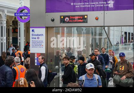 Der Dienst zwischen Paddington und Tottenham Court Road wurde aufgrund eines „Feueralarms“ nur zwei Stunden nach dem Start der Elizabeth Line, 24. Mai 2022, eingestellt. Alle Passagiere im Bahnhof Paddington wurden aufgefordert, die Station zu verlassen, und ein Team von Feuerwehrleuten wurde am Tatort einberufen. Der Service wurde nach 30 Minuten wieder normal fortgesetzt. (Foto von Alexander Mak/NurPhoto) Stockfoto