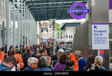 Der Dienst zwischen Paddington und Tottenham Court Road wurde aufgrund eines „Feueralarms“ nur zwei Stunden nach dem Start der Elizabeth Line, 24. Mai 2022, eingestellt. Alle Passagiere im Bahnhof Paddington wurden aufgefordert, die Station zu verlassen, und ein Team von Feuerwehrleuten wurde am Tatort einberufen. Der Service wurde nach 30 Minuten wieder normal fortgesetzt. (Foto von Alexander Mak/NurPhoto) Stockfoto