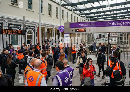 Der Dienst zwischen Paddington und Tottenham Court Road wurde aufgrund eines „Feueralarms“ nur zwei Stunden nach dem Start der Elizabeth Line, 24. Mai 2022, eingestellt. Alle Passagiere im Bahnhof Paddington wurden aufgefordert, die Station zu verlassen, und ein Team von Feuerwehrleuten wurde am Tatort einberufen. Der Service wurde nach 30 Minuten wieder normal fortgesetzt. (Foto von Alexander Mak/NurPhoto) Stockfoto