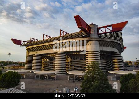 Eine allgemeine Sonnenaufgangsansicht des Giuseppe Meazza Stadions wird in Mailand, Italien, am 24. Mai 2022 gesehen. (Foto von Lorenzo Di Cola/NurPhoto) Stockfoto