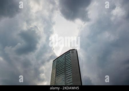 Ein allgemeiner Blick auf das Pirellone-Gebäude und ein wolkig gegerter Himmel in Mailand, Italien, am 24. Mai 2022. (Foto von Lorenzo Di Cola/NurPhoto) Stockfoto