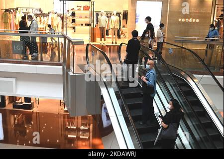 Menschen in einem Einkaufszentrum am 25. Mai in Hongkong, China. (Foto von Vernon Yuen/NurPhoto) Stockfoto