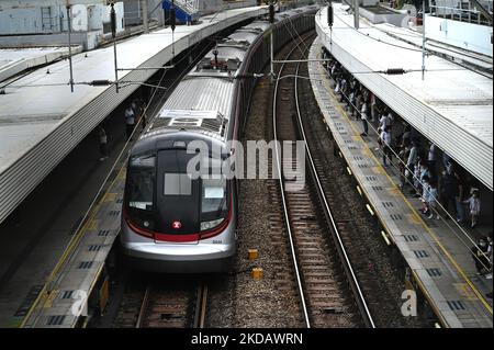 Ein MTR-Zug, der am 25. Mai einen Bahnhof in Hongkong, China, abfährt. (Foto von Vernon Yuen/NurPhoto) Stockfoto