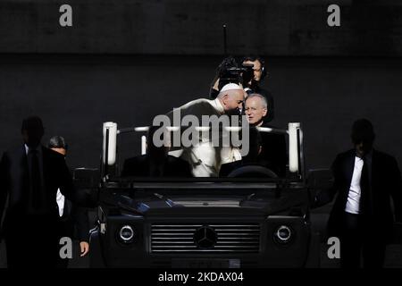 Papst Franziskus kommt am Mittwoch, den 25. Mai 2022, zu seiner wöchentlichen Generalaudienz auf dem Petersplatz im Vatikan an. (Foto von Massimo Valicchia/NurPhoto) Stockfoto