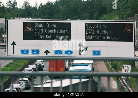 Allgemeiner Blick auf den Stau auf der Autobahn A3 bei Köln am 25. Mai 2022 vor dem Feiertag (Foto: Ying Tang/NurPhoto) Stockfoto