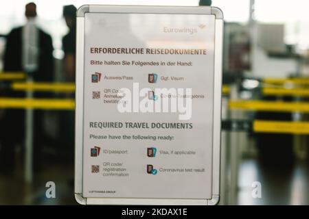 Am 25. Mai 2022 ist vor dem Eurowings-Check-in-Schalter am Flughafen Köln/Bonn ein Schild mit den erforderlichen Reisedokumenten zu sehen, da Deutschland seine Reisebeschränkungen ab dem 1. Juni während der Sommerferien lockern wird (Foto: Ying Tang/NurPhoto) Stockfoto