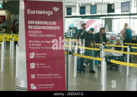 Am 25. Mai 2022 ist vor dem Eurowings-Check-in-Schalter am Flughafen Köln/Bonn ein Schild mit den erforderlichen Reisedokumenten zu sehen, da Deutschland seine Reisebeschränkungen ab dem 1. Juni während der Sommerferien lockern wird (Foto: Ying Tang/NurPhoto) Stockfoto