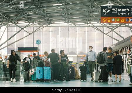 Passagiere werden am 25. Mai 2022 am Flughafen Köln/Bonn zu sehen sein, da Deutschland seine Reisebeschränkungen ab dem 1. Juni während der Sommerferiensaison lockern wird (Foto: Ying Tang/NurPhoto) Stockfoto