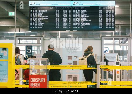 Passagiere werden am 25. Mai 2022 in die Sicherheitskontrolle am Flughafen Köln/Bonn gehen sehen, da Deutschland seine Reisebeschränkungen ab dem 1. Juni während der Sommerferiensaison lockern wird (Foto by Ying Tang/NurPhoto) Stockfoto