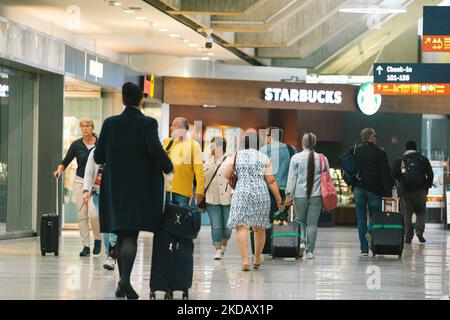 Passagiere werden am 25. Mai 2022 am Flughafen Köln/Bonn zu sehen sein, da Deutschland seine Reisebeschränkungen ab dem 1. Juni während der Sommerferiensaison lockern wird (Foto: Ying Tang/NurPhoto) Stockfoto