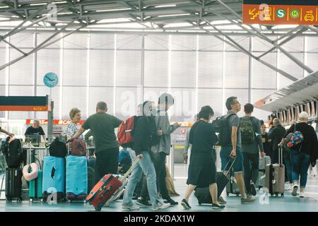 Passagiere werden am 25. Mai 2022 am Flughafen Köln/Bonn zu sehen sein, da Deutschland seine Reisebeschränkungen ab dem 1. Juni während der Sommerferiensaison lockern wird (Foto: Ying Tang/NurPhoto) Stockfoto